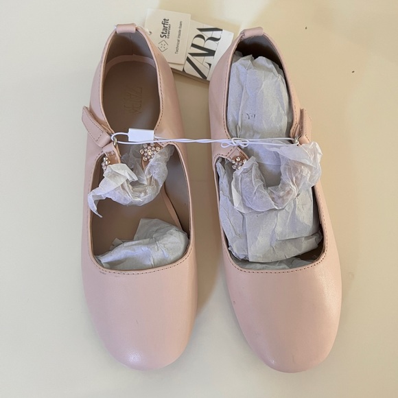 Zara EMBELLISHED BALLET FLATS in very light pink/ cream color. Girl size 2.5 - Picture 3 of 6